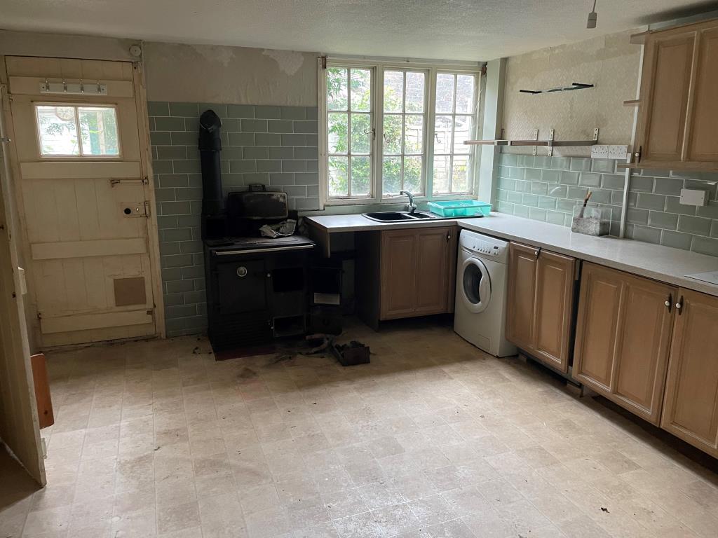 Lot: 98 - PART-POSSESSION INVESTMENT WITH POTENTIAL PRODUCING APPROXIMATELY £21,000 PER ANNUM - Kitchen with door to conservatory